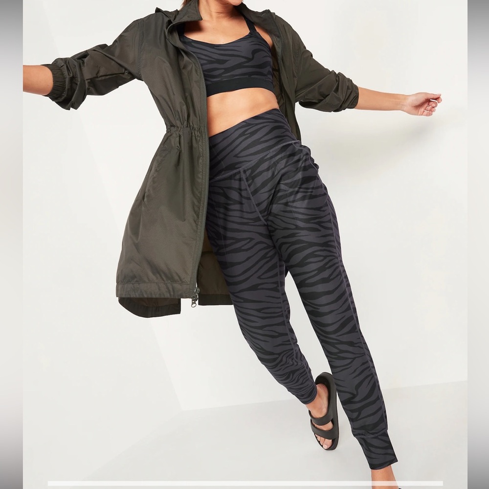 NWT Women's high-waisted Black Zebra Print jogging Pants